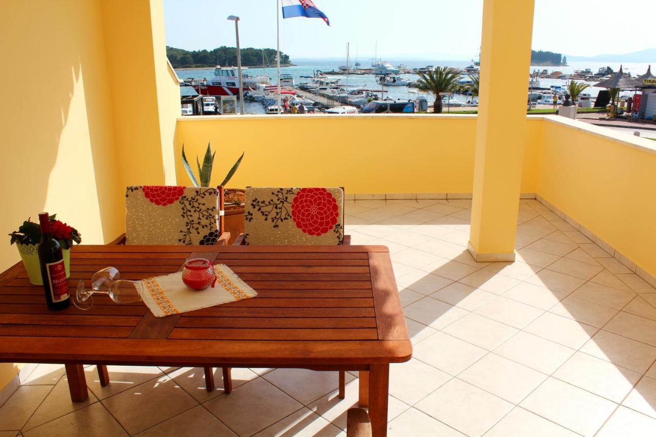 Buco Seafront Apartments & Fastfood Пакоштане Экстерьер фото