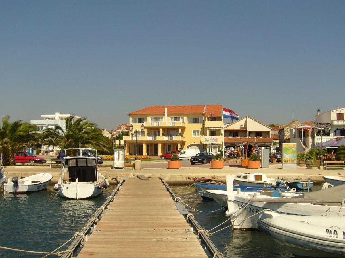 Buco Seafront Apartments & Fastfood Пакоштане Экстерьер фото