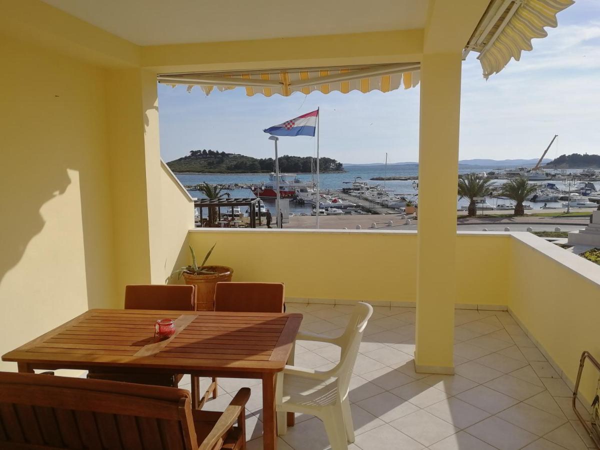 Buco Seafront Apartments & Fastfood Пакоштане Экстерьер фото